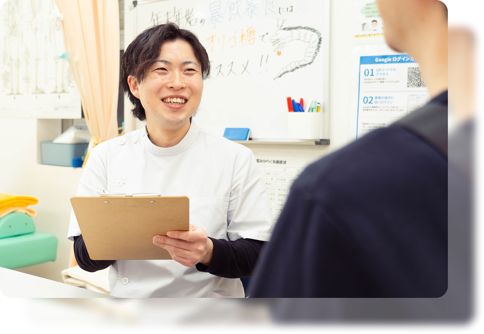 患者様に問診をするサンライズ蒲田整骨院のスタッフ