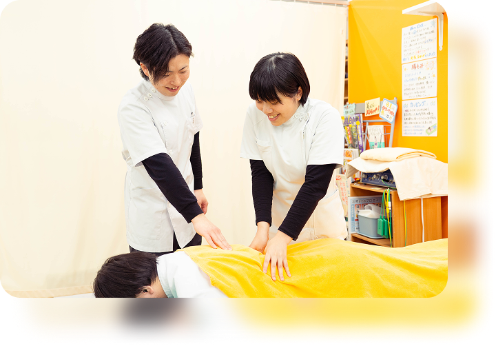 院内で施術内容を確認し合うスタッフたち